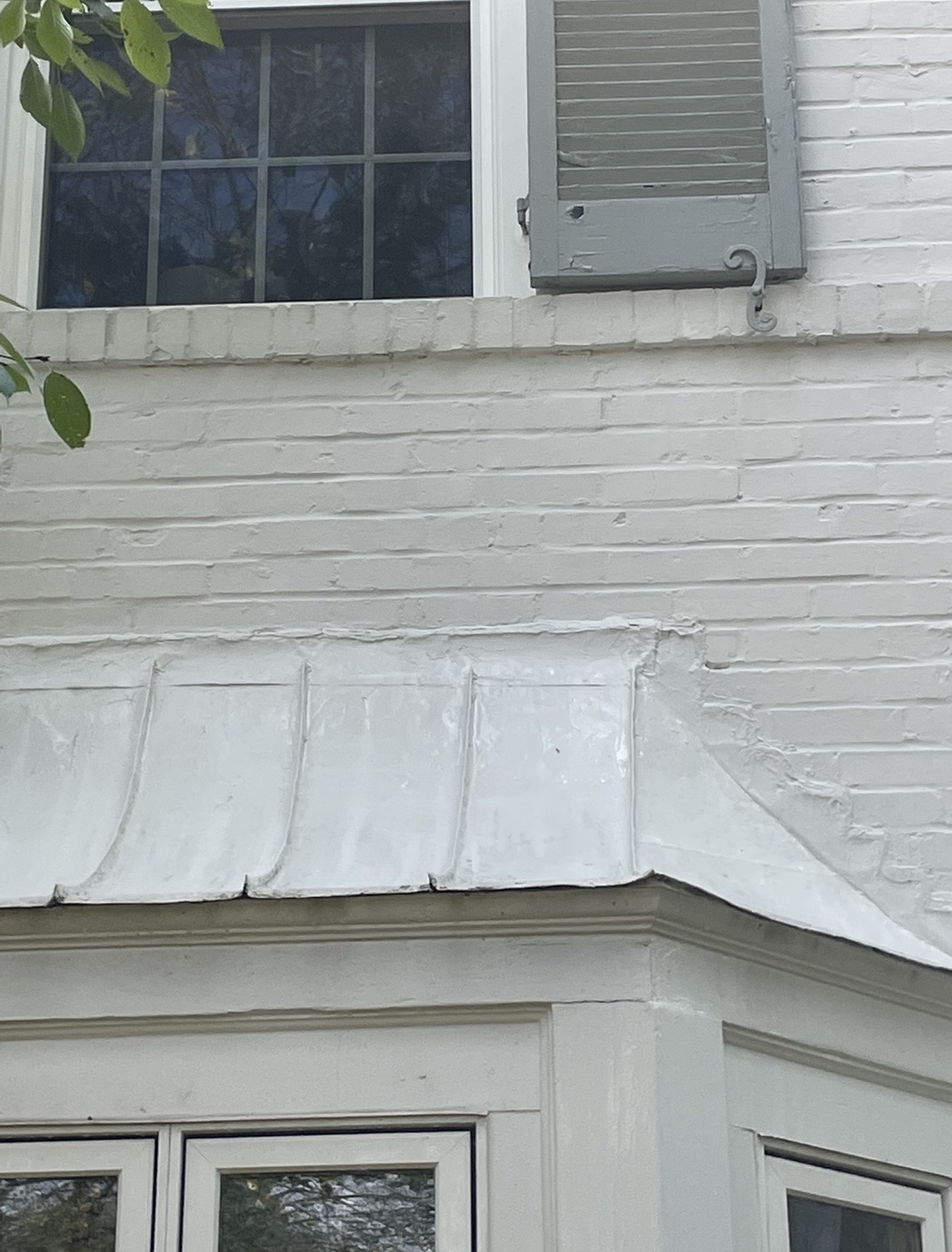 Same bay-window flashing perfectly clean and bright white after soft wash